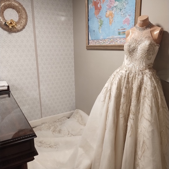 Wedding gown - Picture 2 of 7